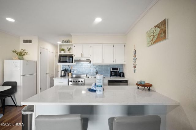 40 Folly Field Rd Apt B205, Hilton Head Island, SC 29928