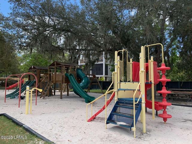 40 Folly Field Rd Apt B205, Hilton Head Island, SC 29928