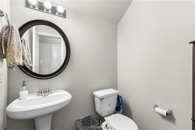 984 Crossing Drive, Bryan, TX 77803