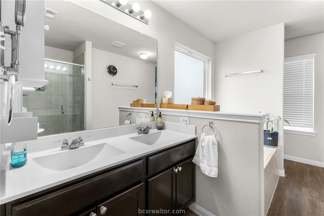 984 Crossing Drive, Bryan, TX 77803