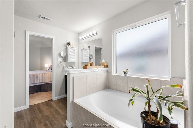 984 Crossing Drive, Bryan, TX 77803