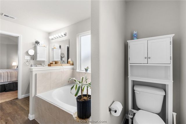 984 Crossing Drive, Bryan, TX 77803