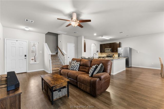 984 Crossing Drive, Bryan, TX 77803