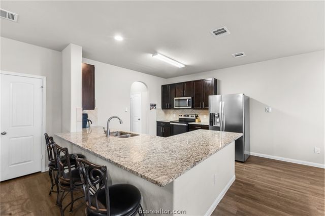 984 Crossing Drive, Bryan, TX 77803