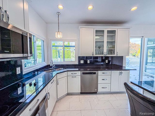 7240 Aaronway Drive, West Bloomfield Charter Township, MI 48324