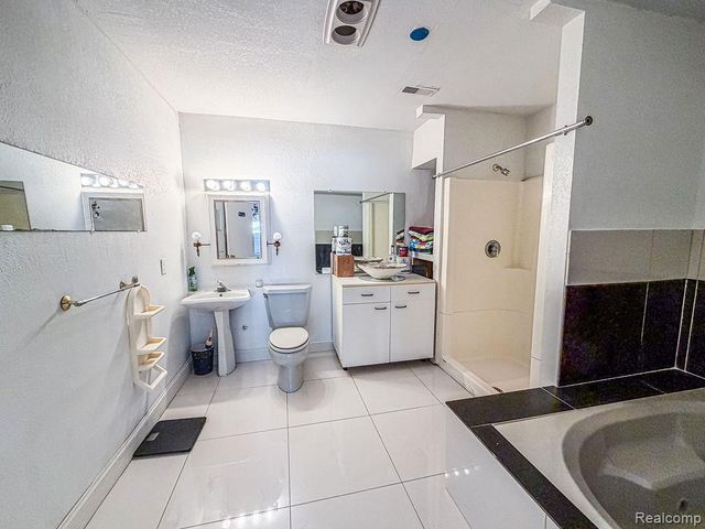 7240 Aaronway Drive, West Bloomfield Charter Township, MI 48324