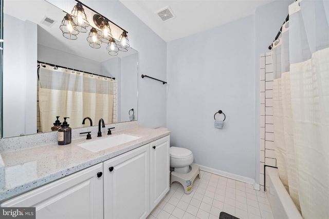 200 BARCLAY DR, Hockessin, DE 19707