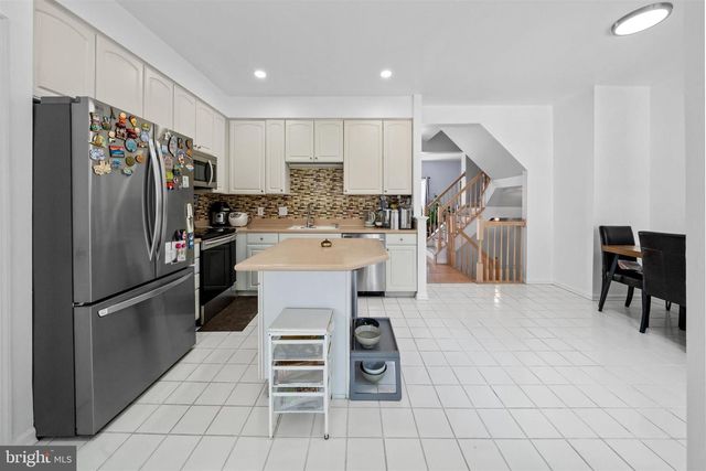 200 BARCLAY DR, Hockessin, DE 19707