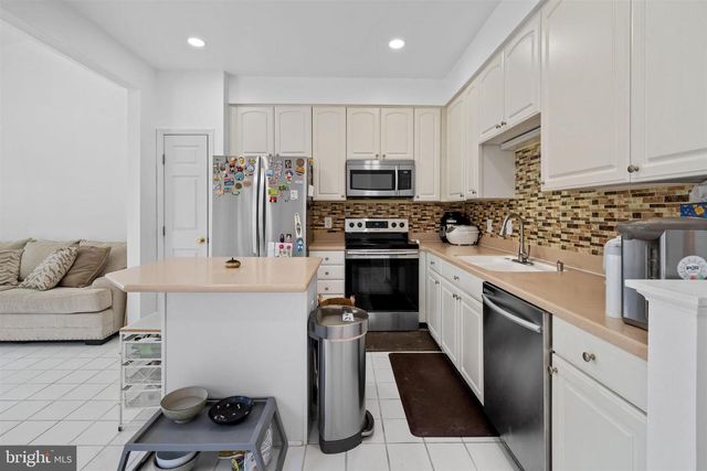 200 BARCLAY DR, Hockessin, DE 19707