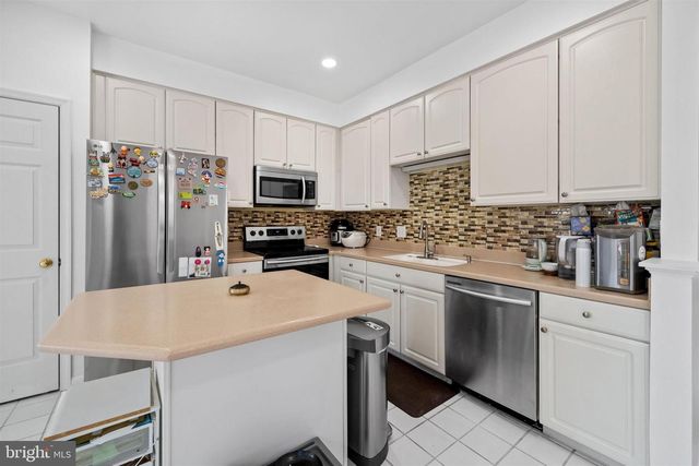 200 BARCLAY DR, Hockessin, DE 19707