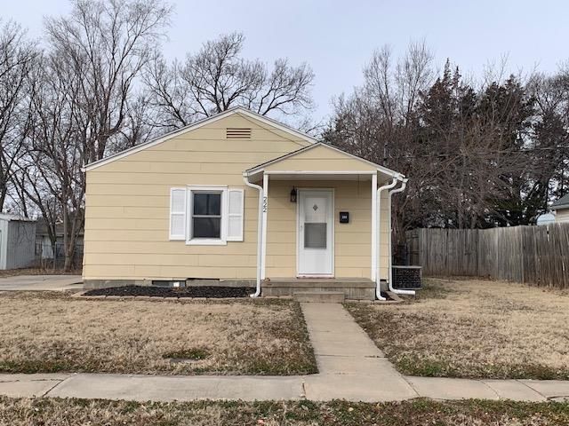 222 Mackenzie Ave, Minneapolis, KS 67467