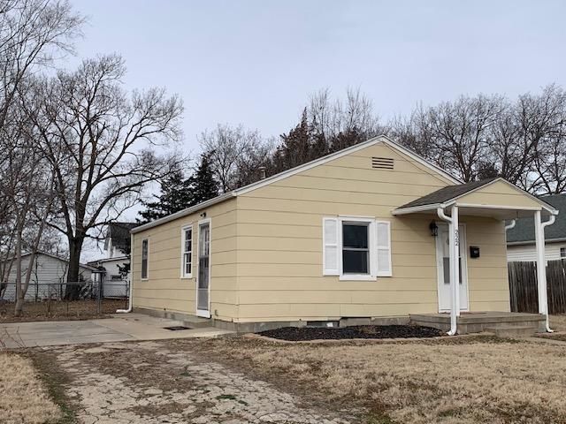 222 Mackenzie Ave, Minneapolis, KS 67467