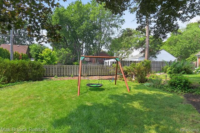 2735 Glenwood Road, Royal Oak, MI 48073