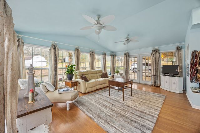 631 Holt Hollow Rd, Prospect, TN 38477