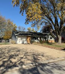 655 W Comstock Avenue, Elmhurst, IL 60126