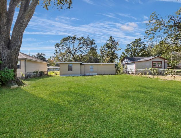 741 Vine Street, Clute, TX 77531