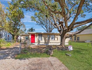 741 Vine Street, Clute, TX 77531
