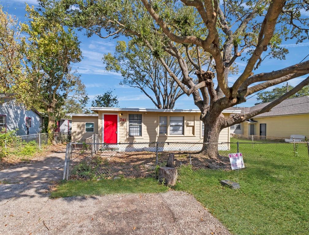 741 Vine Street, Clute, TX 77531