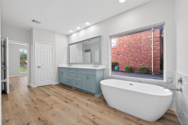 8010 Ashley Circle Drive N, Houston, TX 77071