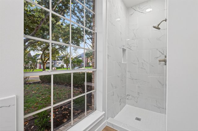 8010 Ashley Circle Drive N, Houston, TX 77071