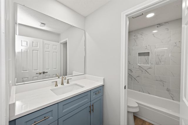 8010 Ashley Circle Drive N, Houston, TX 77071