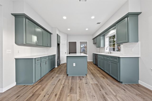 8010 Ashley Circle Drive N, Houston, TX 77071