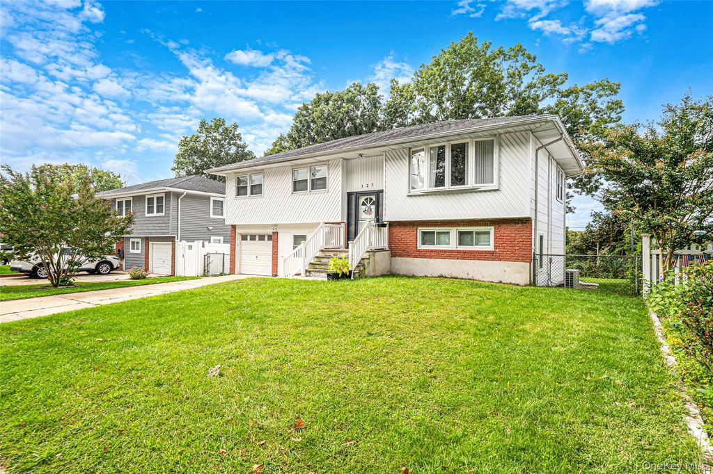 127 Iceland Drive, Huntington Station, NY 11746 — photo 2