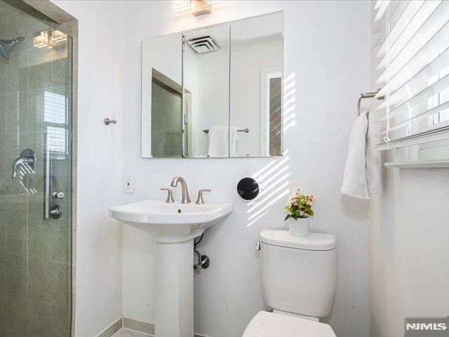 15 Windemere Road, Verona, NJ 07044