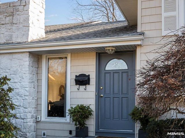 15 Windemere Road, Verona, NJ 07044