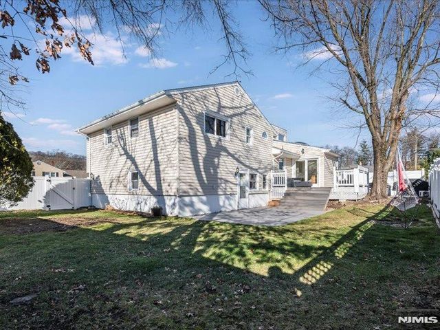 15 Windemere Road, Verona, NJ 07044