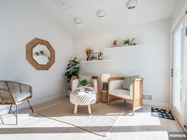 15 Windemere Road, Verona, NJ 07044