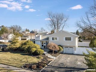 15 Windemere Road, Verona, NJ 07044