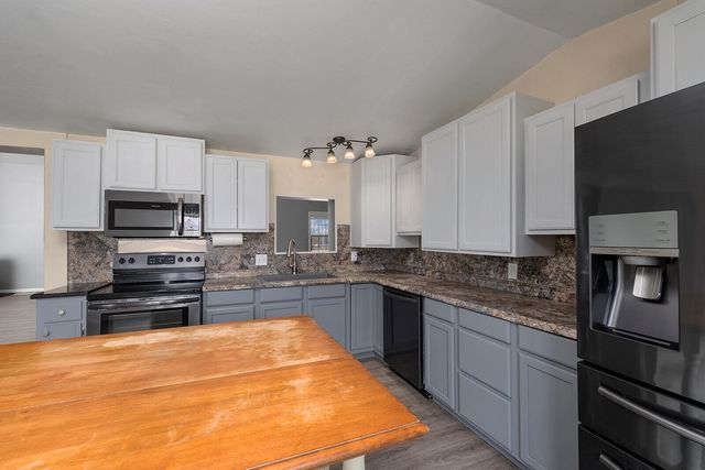 2225 N Farm Road 81, Springfield, MO 65802