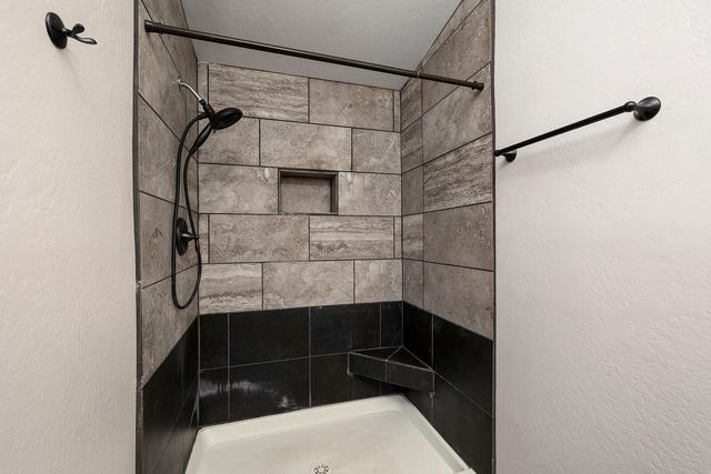 2225 N Farm Road 81, Springfield, MO 65802