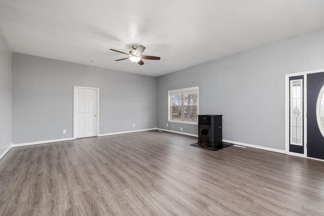 2225 N Farm Road 81, Springfield, MO 65802