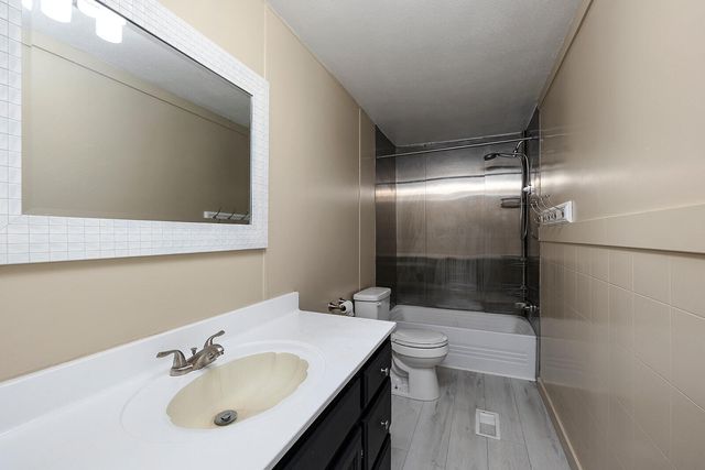 2225 N Farm Road 81, Springfield, MO 65802