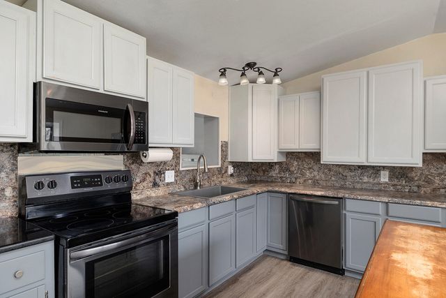 2225 N Farm Road 81, Springfield, MO 65802