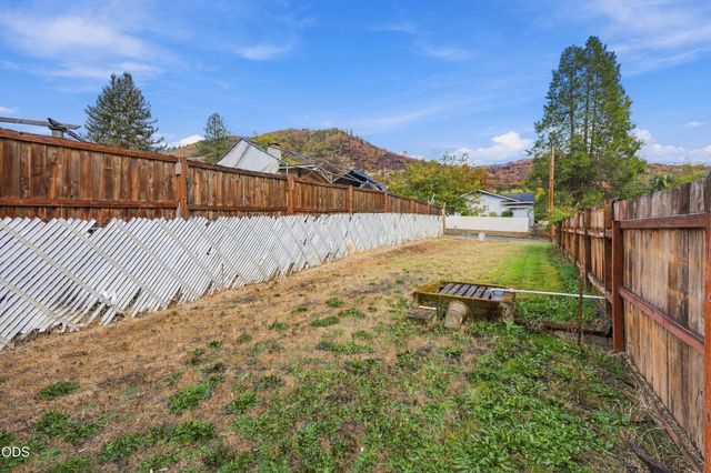 1207 NE Madrone, Grants Pass, OR 97526