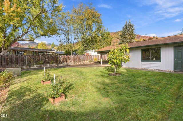 1207 NE Madrone, Grants Pass, OR 97526