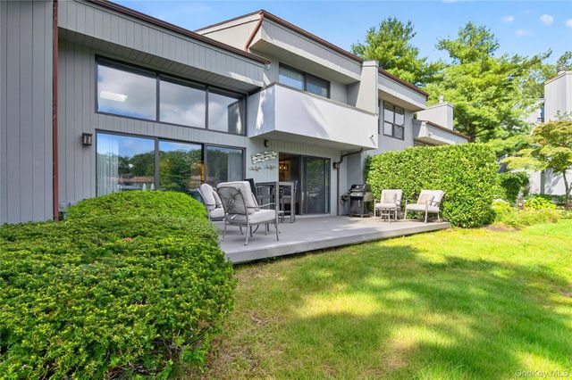 93 Eagle Chase, Woodbury, NY 11797