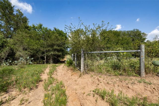 410 Green Acre DR, Dale, TX 78616