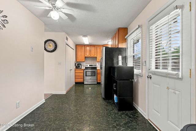 9801 Barnlake Dr, Louisville, KY 40291