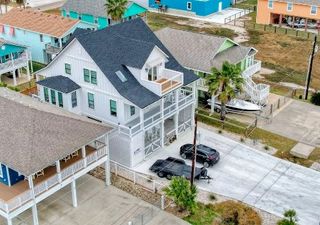 1227 S Magnolia St, Rockport, TX 78382