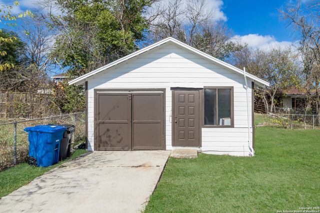 2323 E Crockett, San Antonio, TX 78202
