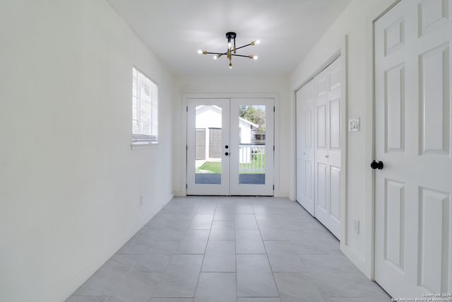 2323 E Crockett, San Antonio, TX 78202