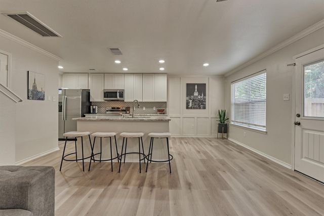 111 N Villa Oaks Drive, The Woodlands, TX 77382