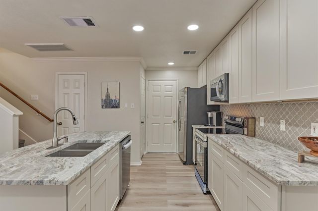 111 N Villa Oaks Drive, The Woodlands, TX 77382