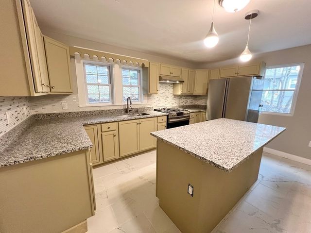 12 Saari Pkwy 1, Fitchburg, MA 01420