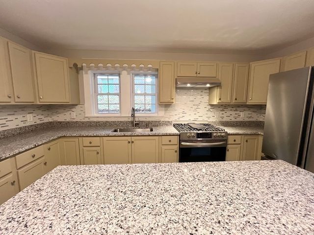 12 Saari Pkwy 1, Fitchburg, MA 01420