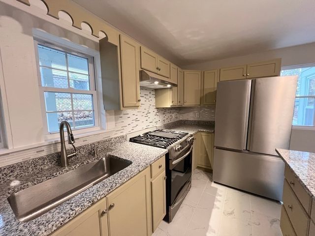 12 Saari Pkwy 1, Fitchburg, MA 01420